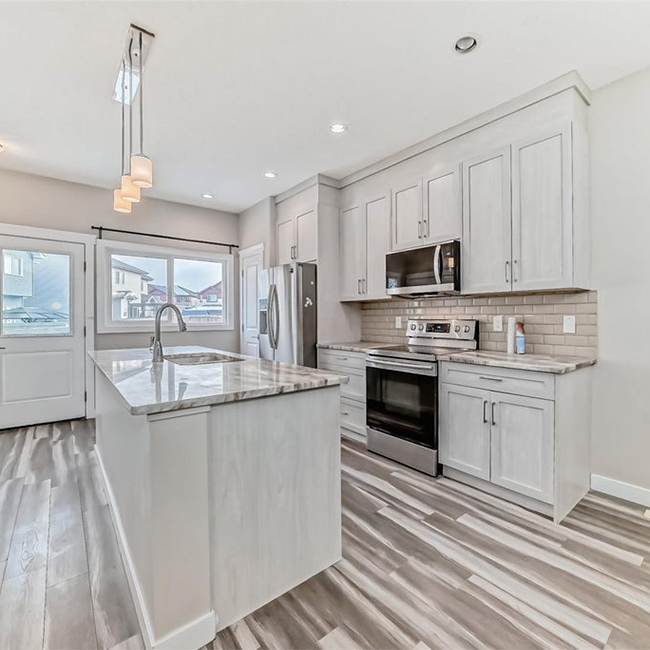 An empty kitchen of a home for sale in Chappelle Edmonton.